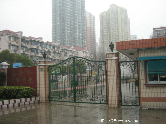 新暉中學(xué)圖片